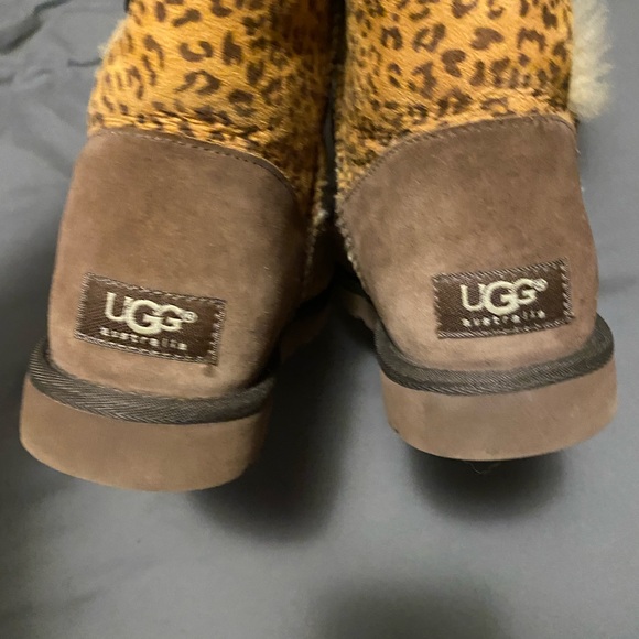 Ugg boots size 9 - Picture 2 of 5